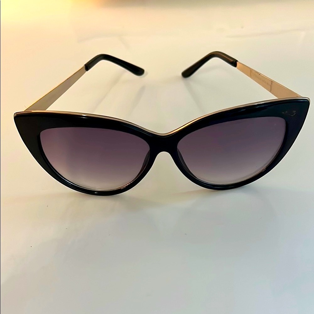 Black Cat-Eye Sunglasses with Gradient Lenses